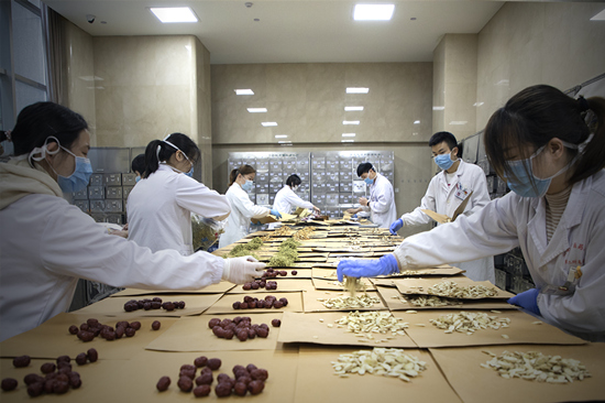 中药房内药师们正在配药。袁利摄