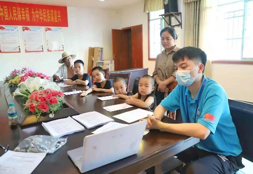 瞳光眼科博士团将儿童青少年近视控制新手段650nm红光仪带进乡村。单位供图