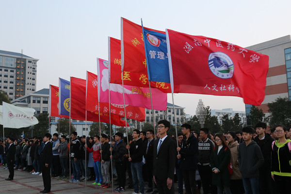 各院旗帜招展 2月29日清晨,校团委全体工作人员,大学各院团委书记及