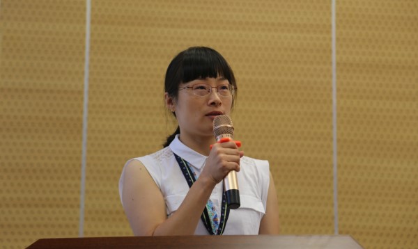 优秀教师代表罗萍发言学生代表向教师献花校领导为优秀教师颁奖肖小芹