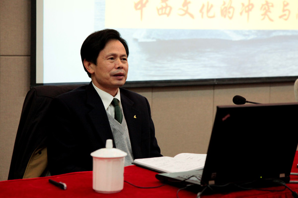14日下午,党委副书记,副校长黄政德作题为《中西文化的冲突与融合》