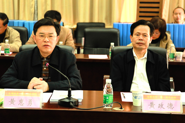 大学党委书记黄惠勇,大学党委副书记,副校长黄政德 11 月 6 日 上午