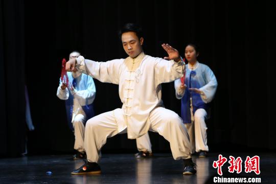 湖南中医药大学传统保健队学生进行传统功法表演。　学校供图 摄