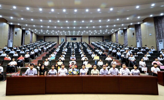 “书记第一课”寄语新生：胸怀国之大者 争做强国先锋！