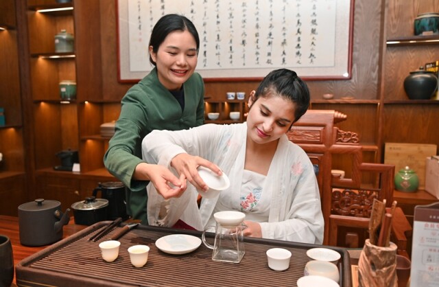 穿汉服 品国茶 湖南中医药大学留学生体验中国茶文化