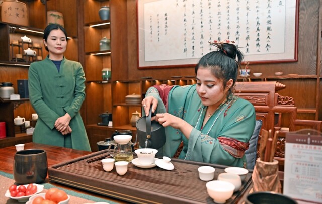 穿汉服 品国茶 湖南中医药大学留学生体验中国茶文化