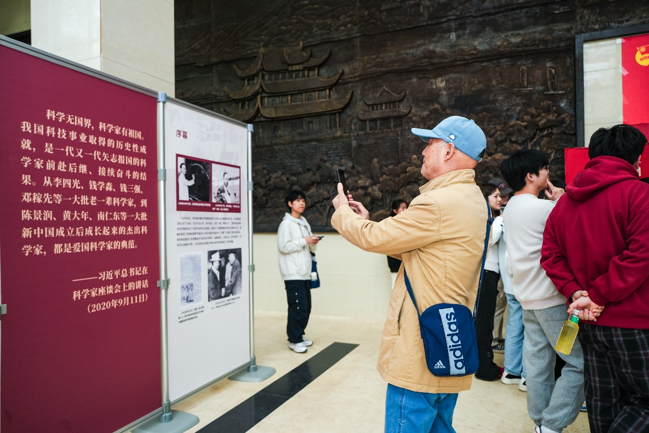 湘江之畔演绎归国赤子心 原创话剧《钱学森》走进湖南中医药大学_fororder_7