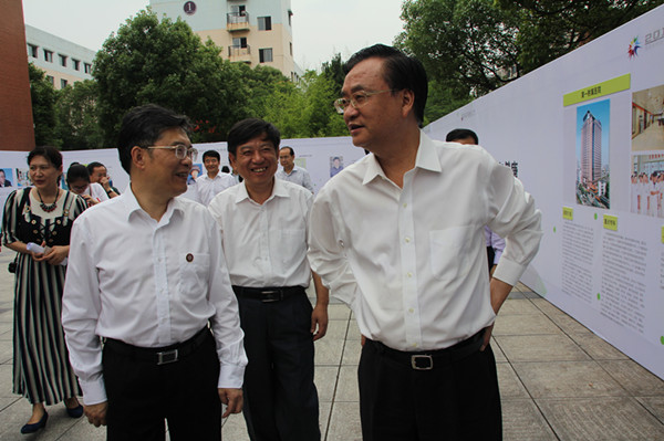 王德军代表我校领奖