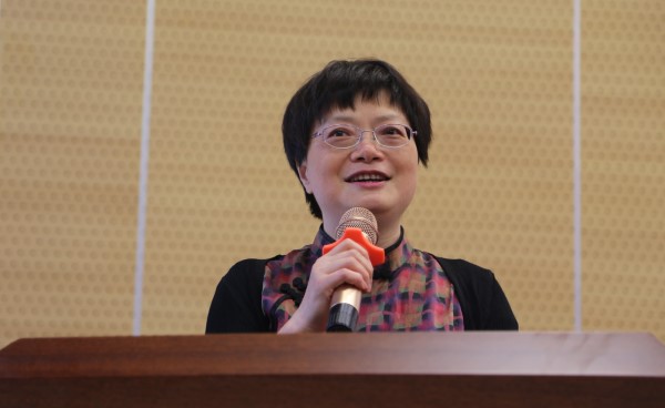 学生代表向教师献花校领导为优秀教师颁奖肖小芹主持表彰大会秦裕辉